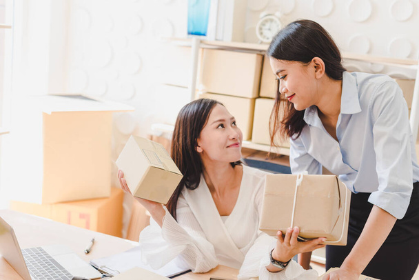 Asian women are business owners, sme entrepreneurs start up  small businesses. Checking stock to send customers in the home office. Startup the business sme concept. - Foto, Imagem