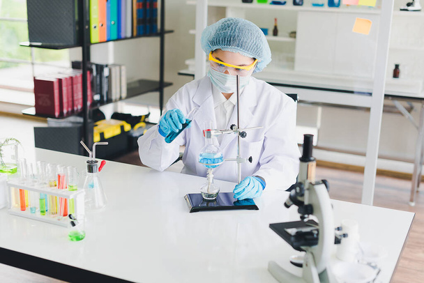 Asijští vědci testují a analyzují mnoho chemických látek v laboratoři. Věda a chemické koncepty. - Fotografie, Obrázek