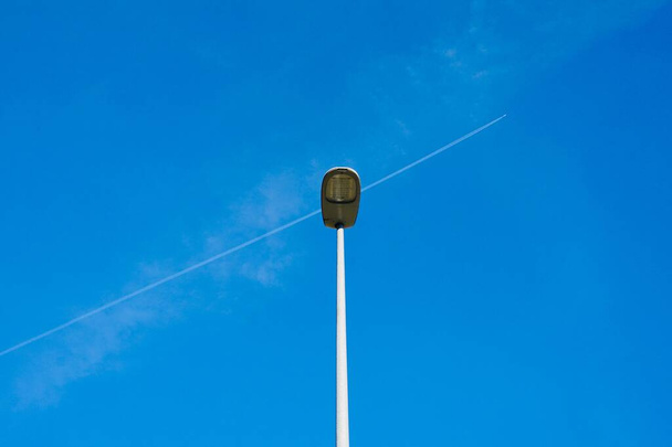 ビルバオ市の路上の街路灯と青空スペイン  - 写真・画像