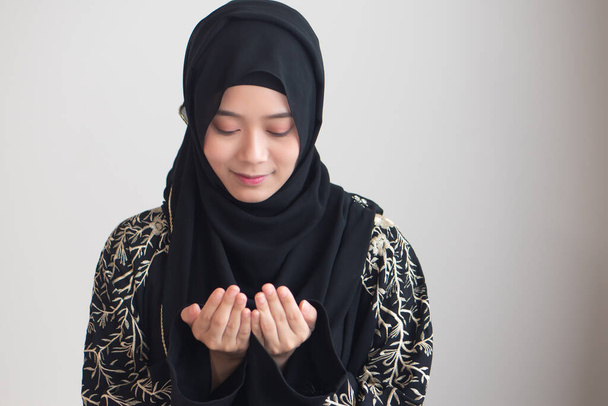 Muzułmanka w hidżabie i na Bliskim Wschodzie modląca się z islamską wiarą; pojęcie muzułmanki, Namaz kobiety, wiara islamska, medytacja muzułmańska, Ramadan Kareem, Ramadan Mubarak, Eid Kareem, Eid Mubarak - Zdjęcie, obraz