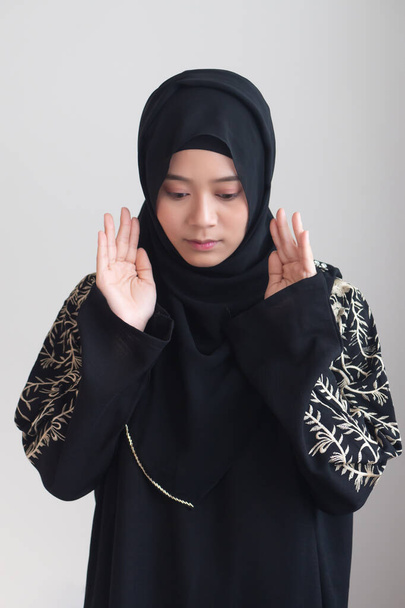 Donna musulmana in hijab e vestito mediorientale che prega con fede islamica; concetto di Muslimah, donna Namaz, fede islamica, meditazione musulmana, Ramadan Kareem, Ramadan Mubarak, Eid Kareem, Eid Mubarak - Foto, immagini