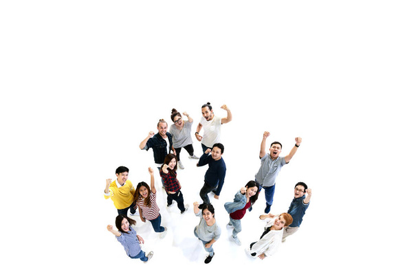 Groep Diversiteit People Team kijkt naar camera met geïsoleerde witte vloer achtergrond. Creatief teamwerk dat zich gelukkig voelt, geniet van en betrokken is bij een prestatieproject met bovengronds luchtzichtconcept. - Foto, afbeelding