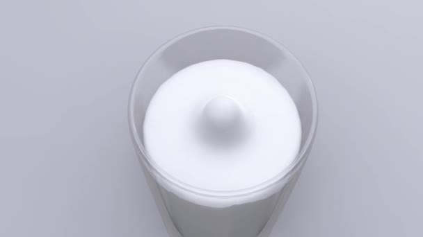Een druppel melk valt in een reeds vol glas - Video