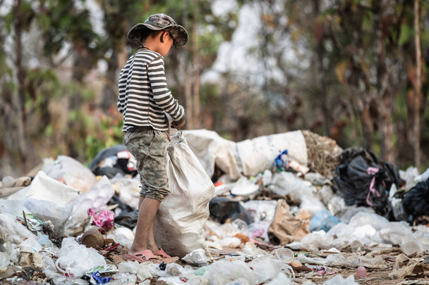 Бедные дети собирают мусор для продажи и перерабатывают его на свалках, в жизни и образе жизни бедных, детском труде, бедности и окружающей среде - Фото, изображение