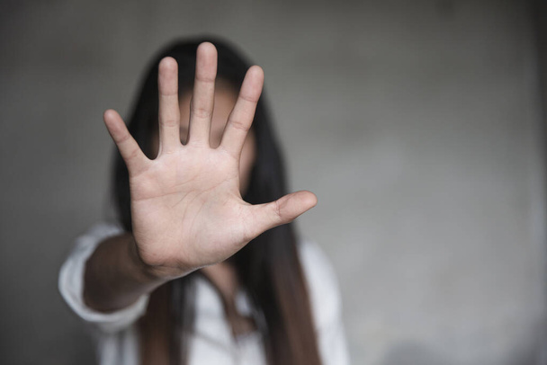 donna alzò la mano per dissuadere, Abuso, campagna fermare la violenza contro le donne. Stop alle molestie sessuali e allo stupro.  - Foto, immagini