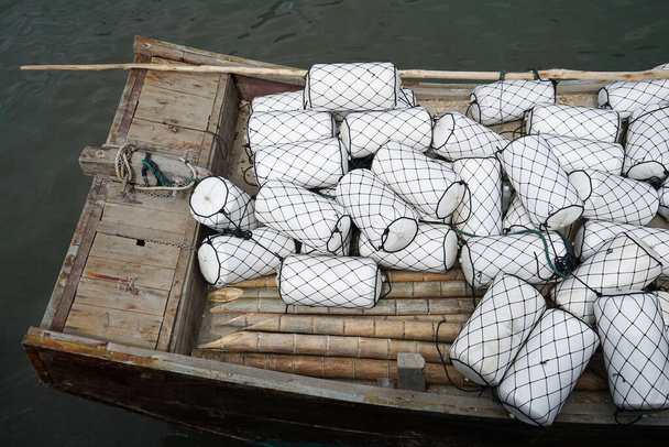 fehér bóják és hálók fekszenek egy csónakban a kikötői rakparton. - Fotó, kép