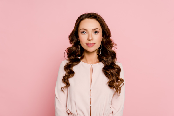 pretty young woman standing isolated on pink  - Foto, afbeelding