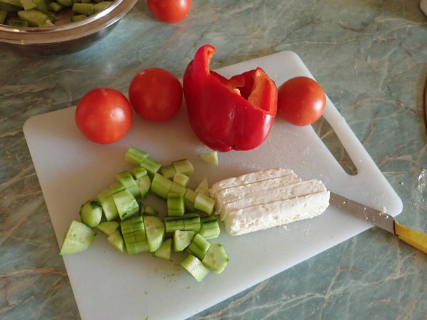 cocina casero preperation de un balkan sadad de verduras frescas
 - Foto, imagen