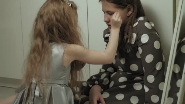 Enfant gai avec sœur en robes se maquiller mutuellement
. - Séquence, vidéo