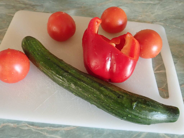 приготовление на кухне балканского садада из свежих овощей
 - Фото, изображение
