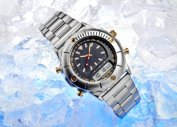 reloj de pulsera cronógrafo de acero para hombre sobre fondo de hielo
 - Foto, Imagen