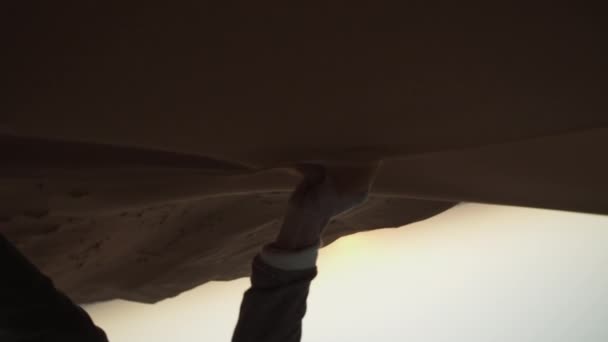 SUPER SLOW MOTION: PICKING UP SAND VON SAHARA DESERT IN SCHÖNEM SONNENLICHT  - Filmmaterial, Video
