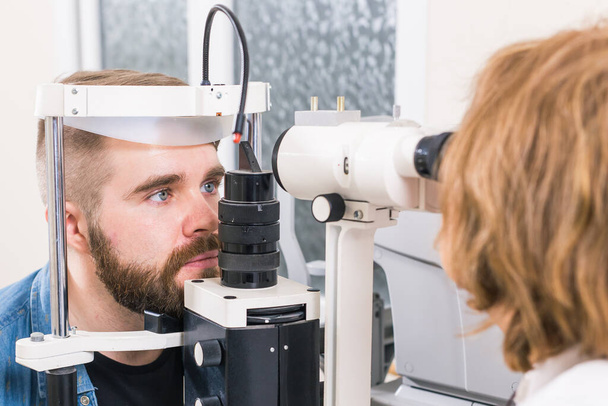Medicina, saúde, oftalmologia conceito paciente verifica sua visão por um oftalmologista
. - Foto, Imagem