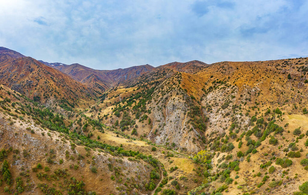 Πανόραμα του φαραγγιού Sairam su στο νότιο Καζακστάν. Το φυσικό πάρκο Sairam Ugam. Υφή φόντο των πρόποδες των βουνών Sairamsu στην Κεντρική Ασία - Φωτογραφία, εικόνα