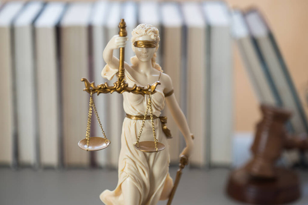 Άγαλμα της Δικαιοσύνης με Libra και βιβλία σχετικά με φόντο, δικαστήριο και το θέμα του δικαίου - Φωτογραφία, εικόνα