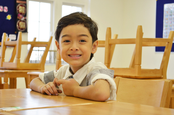 Щасливий студент хлопчик в класі
 - Фото, зображення