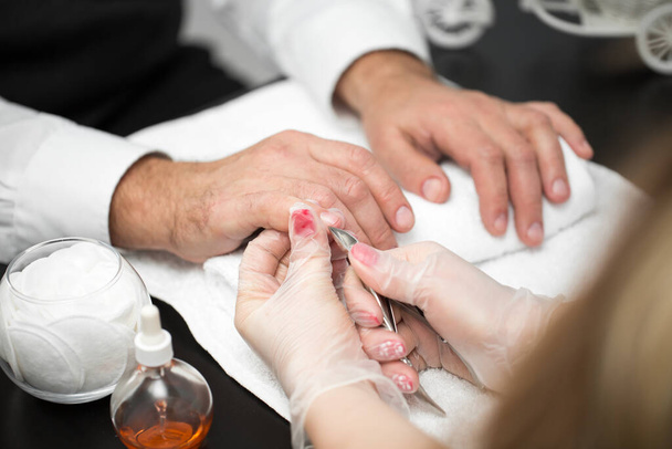 Close-up de uma manicure cortando a cutícula das pessoas Dedos. - Foto, Imagem