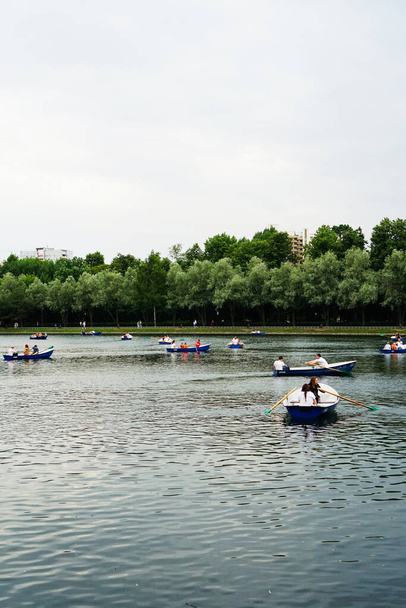 夏にモスクワのイズマヨフスキー公園の池 - 写真・画像