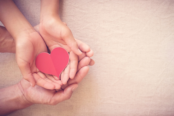 mains tenant coeur rouge, santé cardiaque, don, bénévolat heureux, responsabilité sociale de la RSE, Journée mondiale du cœur, Journée mondiale de la santé, Journée mondiale de la santé mentale, foyer d'accueil, bien-être, concept d'espoir - Photo, image