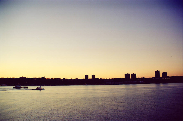 vista del horizonte desde el río Hudson al atardecer
 - Foto, imagen