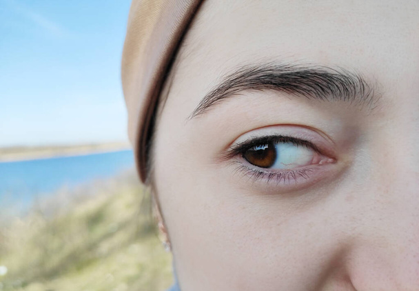 Hermoso ojo de niña de color avellana. Chica sin pintar, natural
 - Foto, imagen