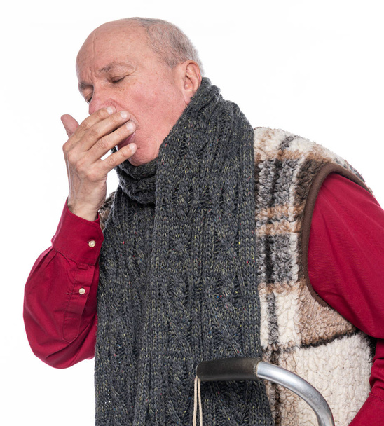 Salud, edad y concepto COVID-19. Hombre mayor malsano tosiendo sobre fondo blanco
 - Foto, imagen