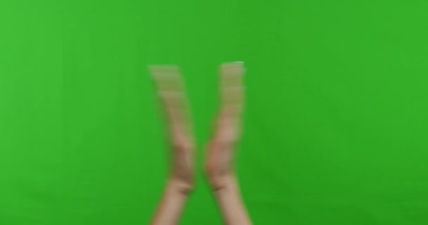 Yeşil krom anahtar arkaplanı üzerinde alkışlayan kadın eller - Video, Çekim