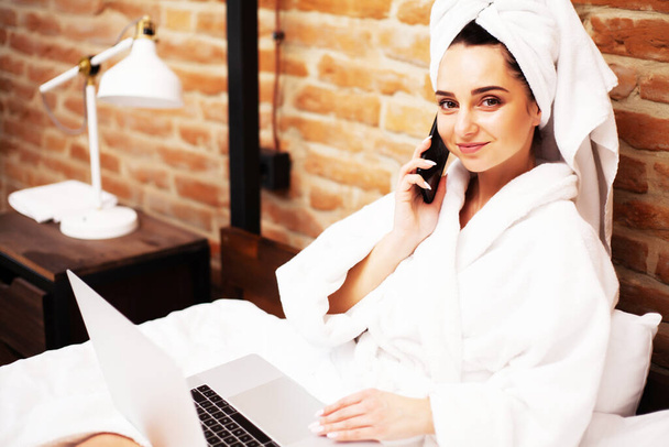 Mulher bonita ficar em casa e trabalhar no laptop online
 - Foto, Imagem