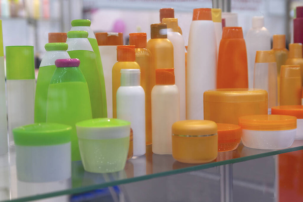 Sada běžných plastových lahví pro chemii a kosmetiku v domácnosti na zásobníku - Fotografie, Obrázek