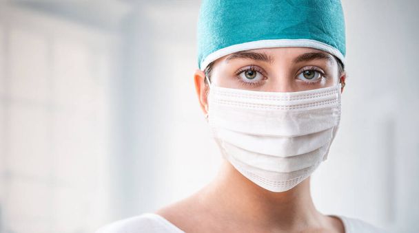 Fotokopi alanı olan yüz maskesi takan kadın doktoru kapat. - Fotoğraf, Görsel