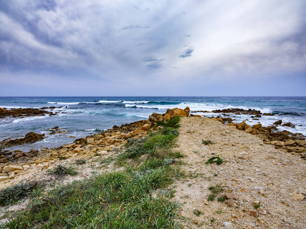 Jaro na Cala Liberotto s čistým mořem a divokou přírodou zálivu Orosei, v centru východního pobřeží Sardinie - Fotografie, Obrázek