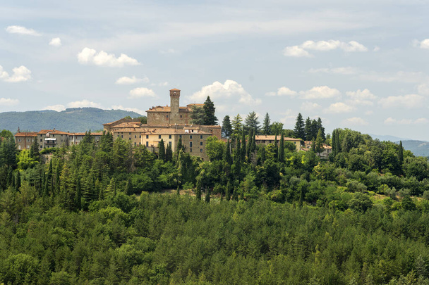 Letni krajobraz w pobliżu Lippiano, Perguia, Umbria, Włochy - Zdjęcie, obraz