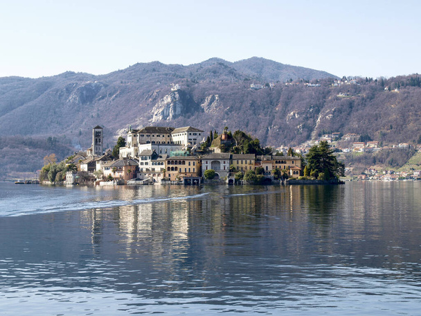 Orta San Giulio, Ιταλία: ένα χωριό που βρίσκεται στα μισά της ανατολικής ακτής της λίμνης Orta - Φωτογραφία, εικόνα