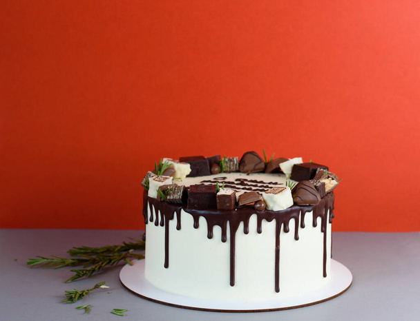 Close-up of homemade chocolate cake on brown canvas in the red background - Foto, Imagen