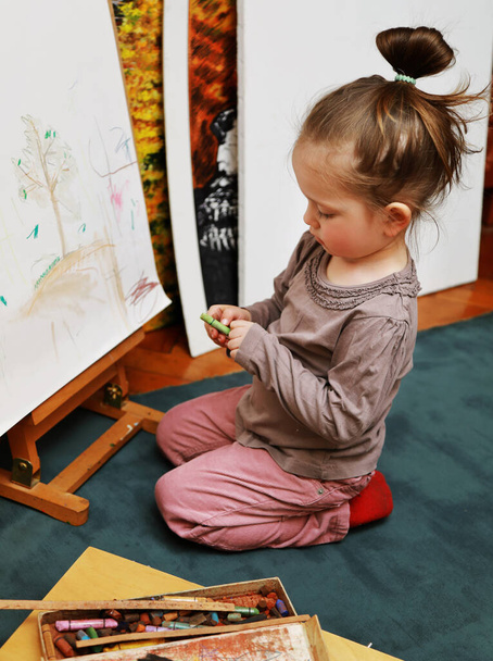 fille peint sur un chevalet avec pastel
 - Photo, image