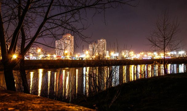 Luces de la ciudad reflejadas en el agua
 - Foto, imagen