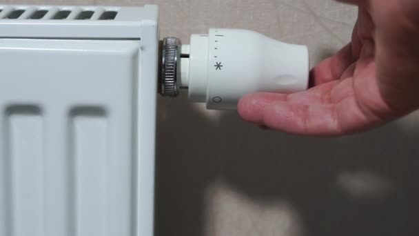 man hand adjusting temperature thermostat on radiator. - Záběry, video