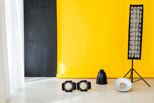 flash and accessories photo studio with yellow background - Zdjęcie, obraz