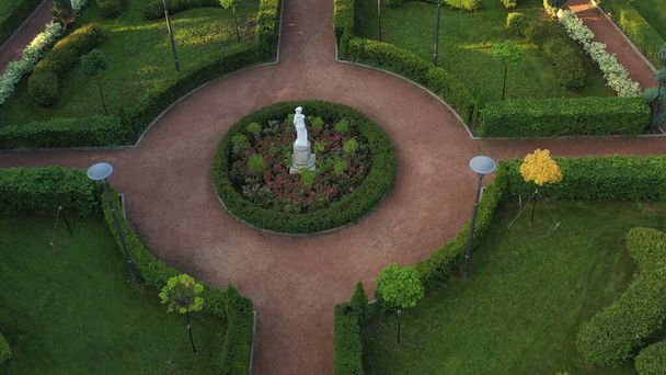 Bucha város központi parkja, Kijev régió. Francia stílusban berendezett. Kertészeti formákat, tűlevelű és lombhullató bokrok sövényeit használva. Nagyszerű hely a kikapcsolódásra.. - Fotó, kép