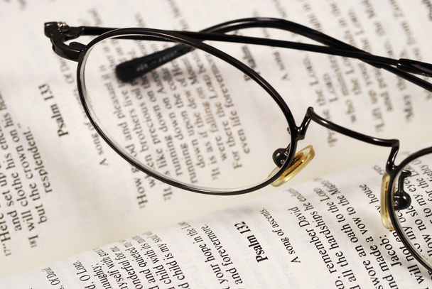Um par de óculos em um livro conceitos de conhecimento e educação
 - Foto, Imagem