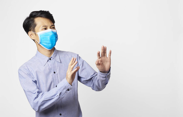 Asie homme trouble panique portant un masque chirurgical couvrant la bouche et le nez. protection contre le virus de la couronne épidémique
.  - Photo, image