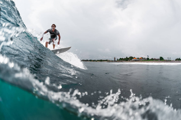 BALI, CANGGU - 30.2016: Mladý surfař na vlně v oceánu - Fotografie, Obrázek
