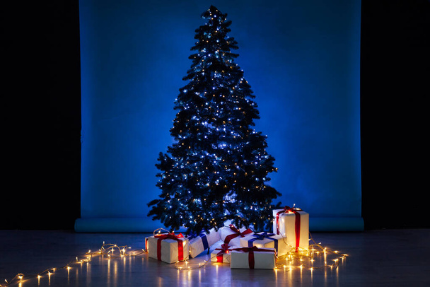 Árvore de Natal com presentes luzes guirlandas Ano Novo dezembro
 - Foto, Imagem