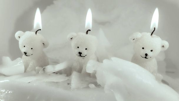 Três pequenos ursos polares em luzes e blocos de gelo simbolizam o aquecimento global indo muito rápido no Pólo Norte
. - Foto, Imagem
