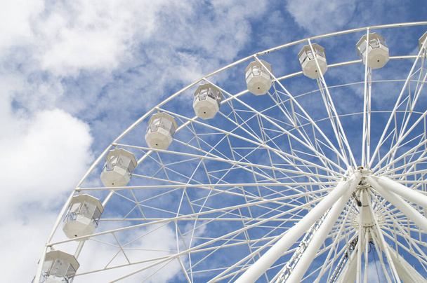 Wybrzeże Ferris Wheel atrakcją z pięknymi widokami na wybrzeże - Zdjęcie, obraz