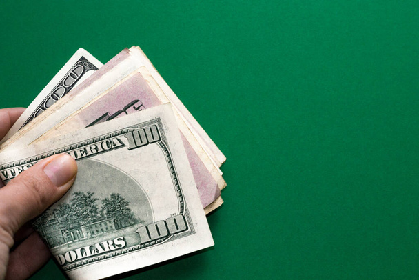 Αποτέλεσμα του παιχνιδιού πόκερ - δέσμη χρημάτων δολάρια σε πράσινο φόντο. Βραβείο καζίνο. Δωροδοκία στη δουλειά. Πρώτος μισθός. - Φωτογραφία, εικόνα