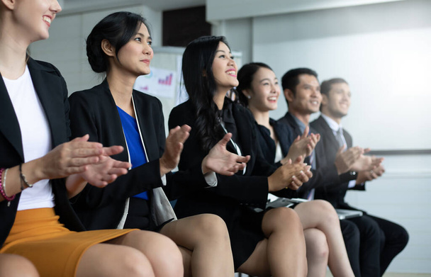 Üzletemberek vezetői tapsolnak az üzleti találkozón - Fotó, kép