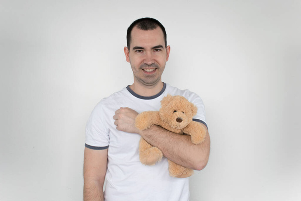volwassen attachment wit achtergrond man staan hold beer closeup gelukkig tshirt man - Foto, afbeelding