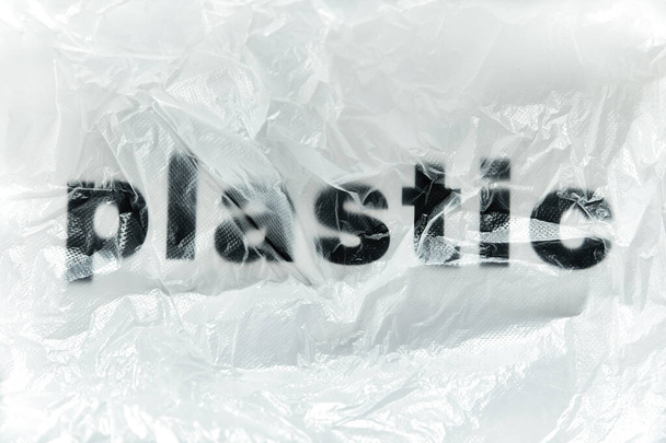 Mot en plastique noir sur sac en plastique jetable blanc transparent. Environnement pollution problème concept image avec espace de copie
 - Photo, image
