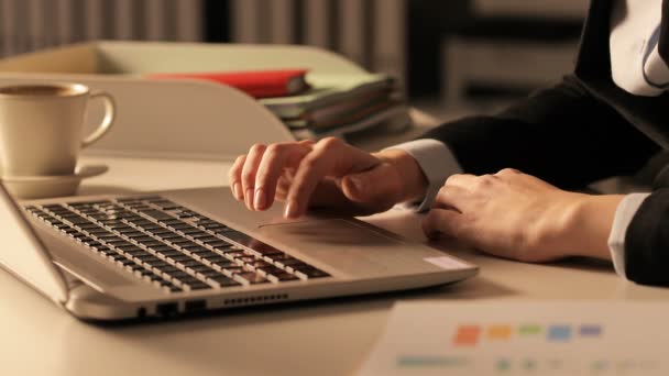 Végrehajtó kezek laptop touchpad és kávézás éjszaka az irodában - Felvétel, videó